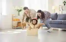Famille heureuse jouant dans le salon de leur maison, protégée par une assurance hypothécaire au Québec