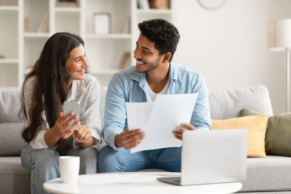 Couple planifiant leur assurance vie