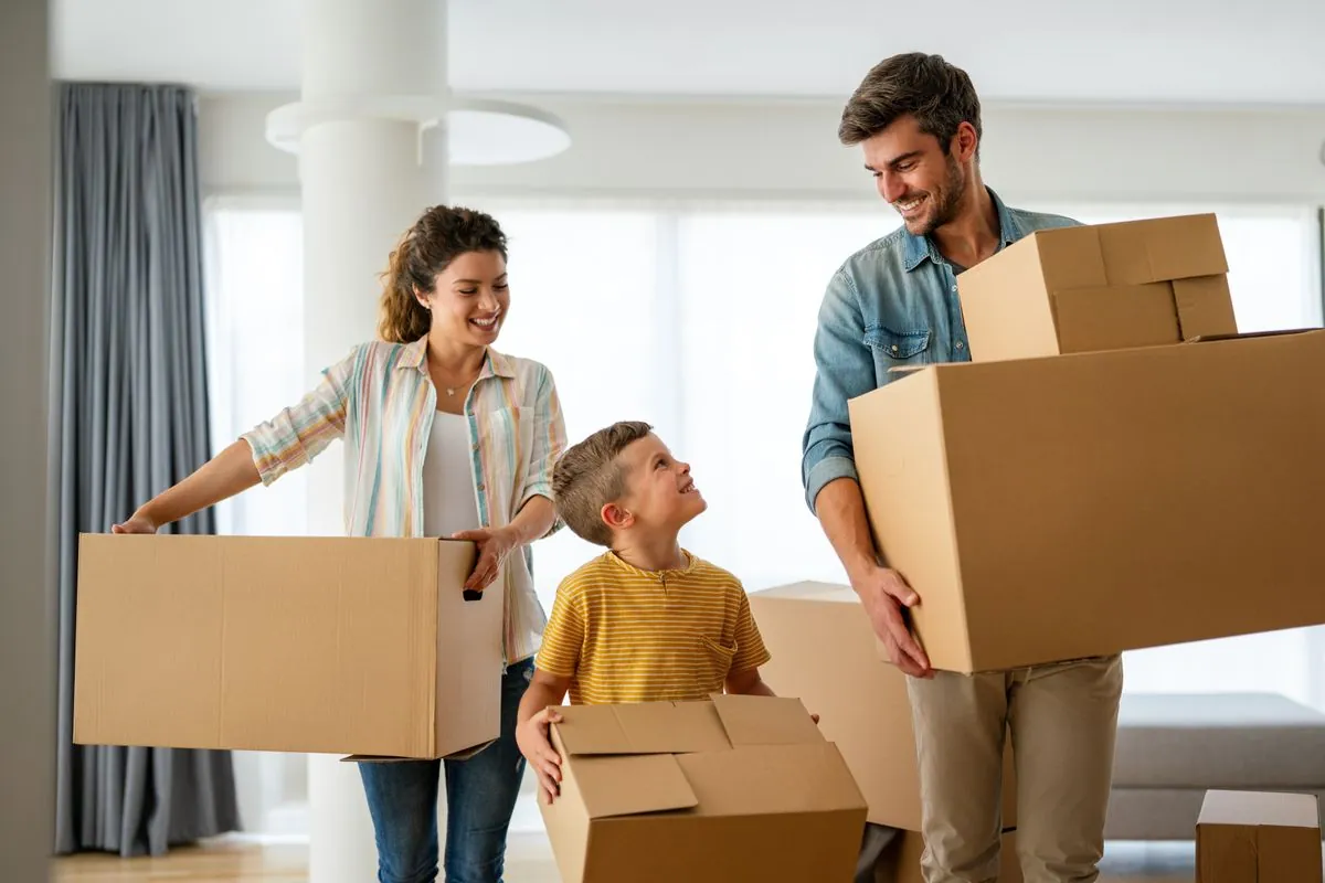 Famille heureuse dans leur nouvelle maison
