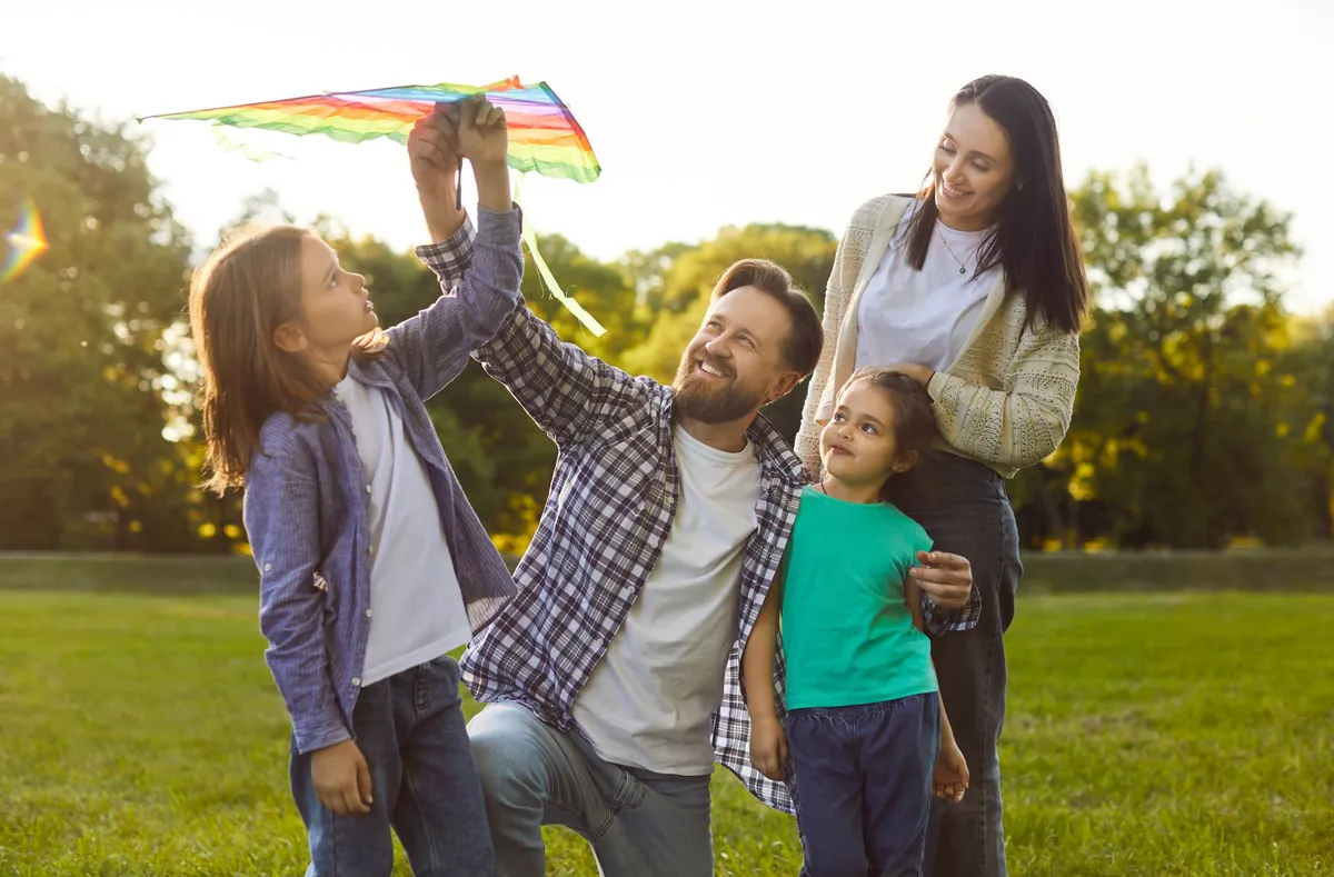 Famille québécoise comparant les soumissions d'assurance